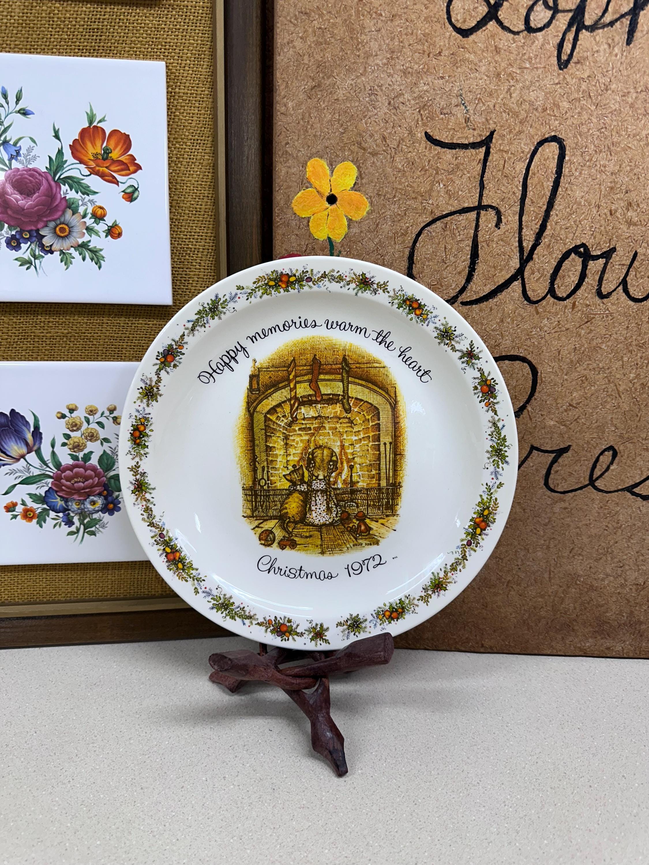 Vintage Holly Hobbie USA 1972 Christmas Plate Girl Cat Fireplace Stockings