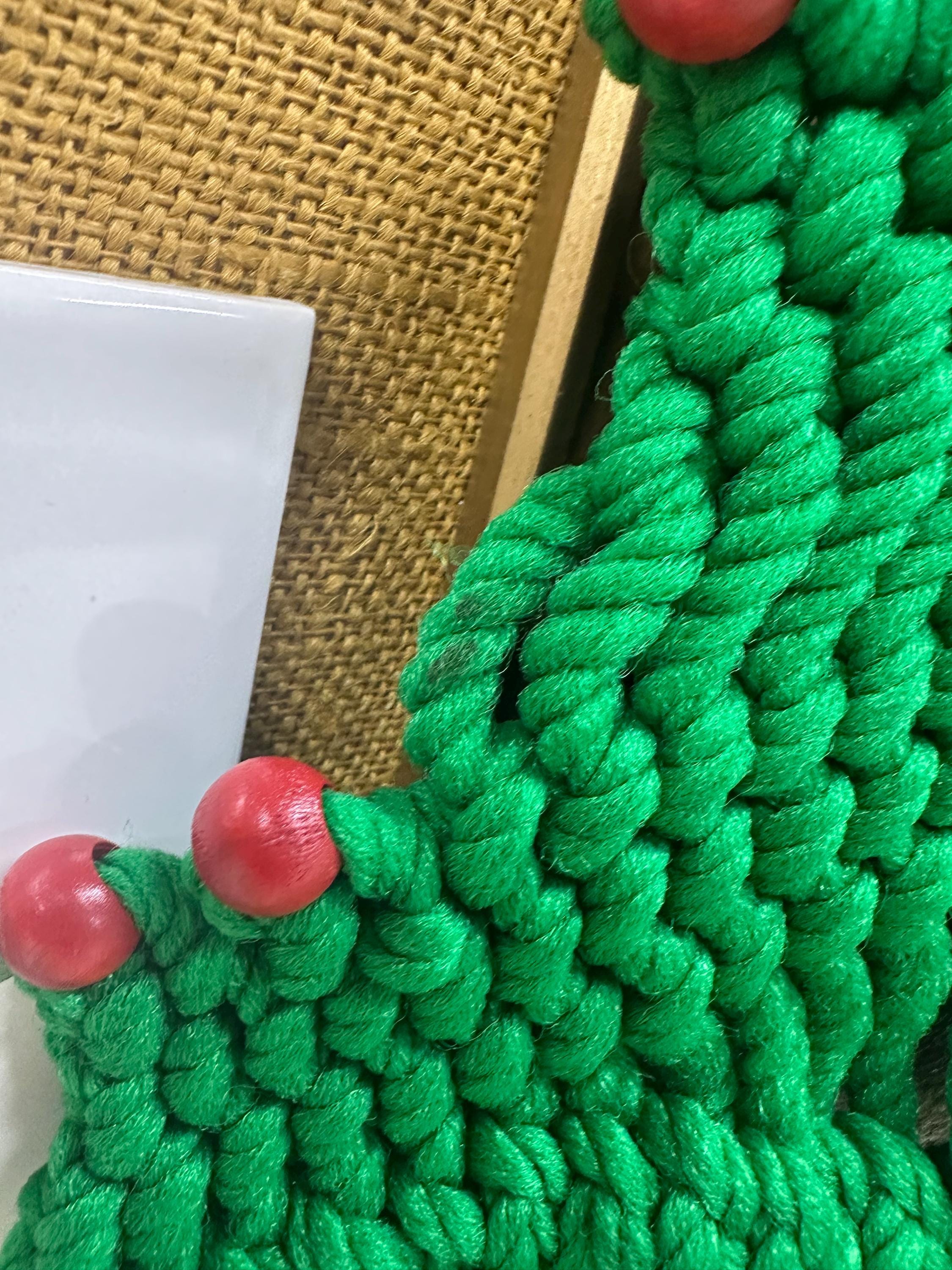 Vintage Macrame Christmas Tree Wall Hanging: Retro Holiday Decor