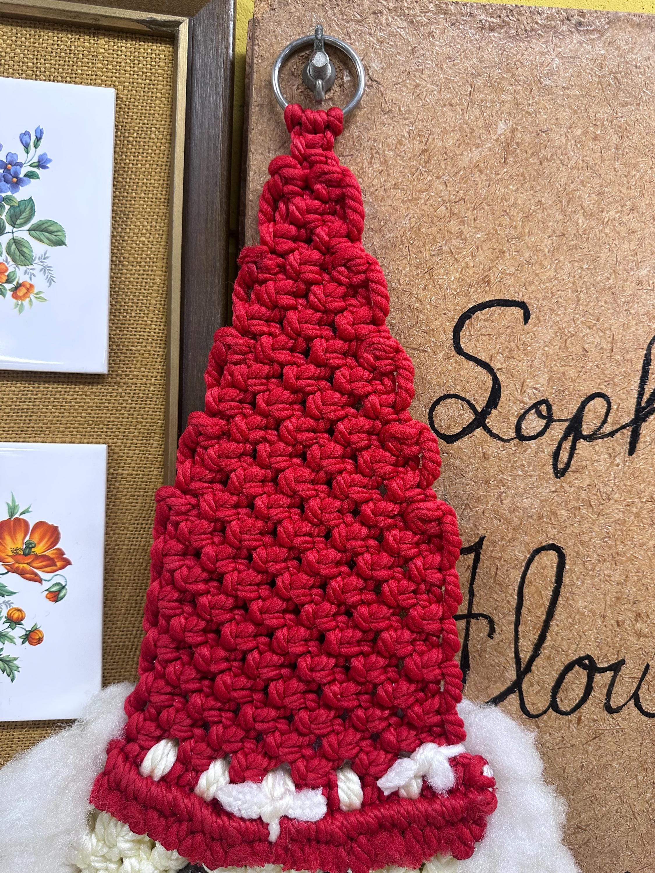 Vintage Macrame Santa Wall Hanging: Retro Holiday Decor (25x15 inches)