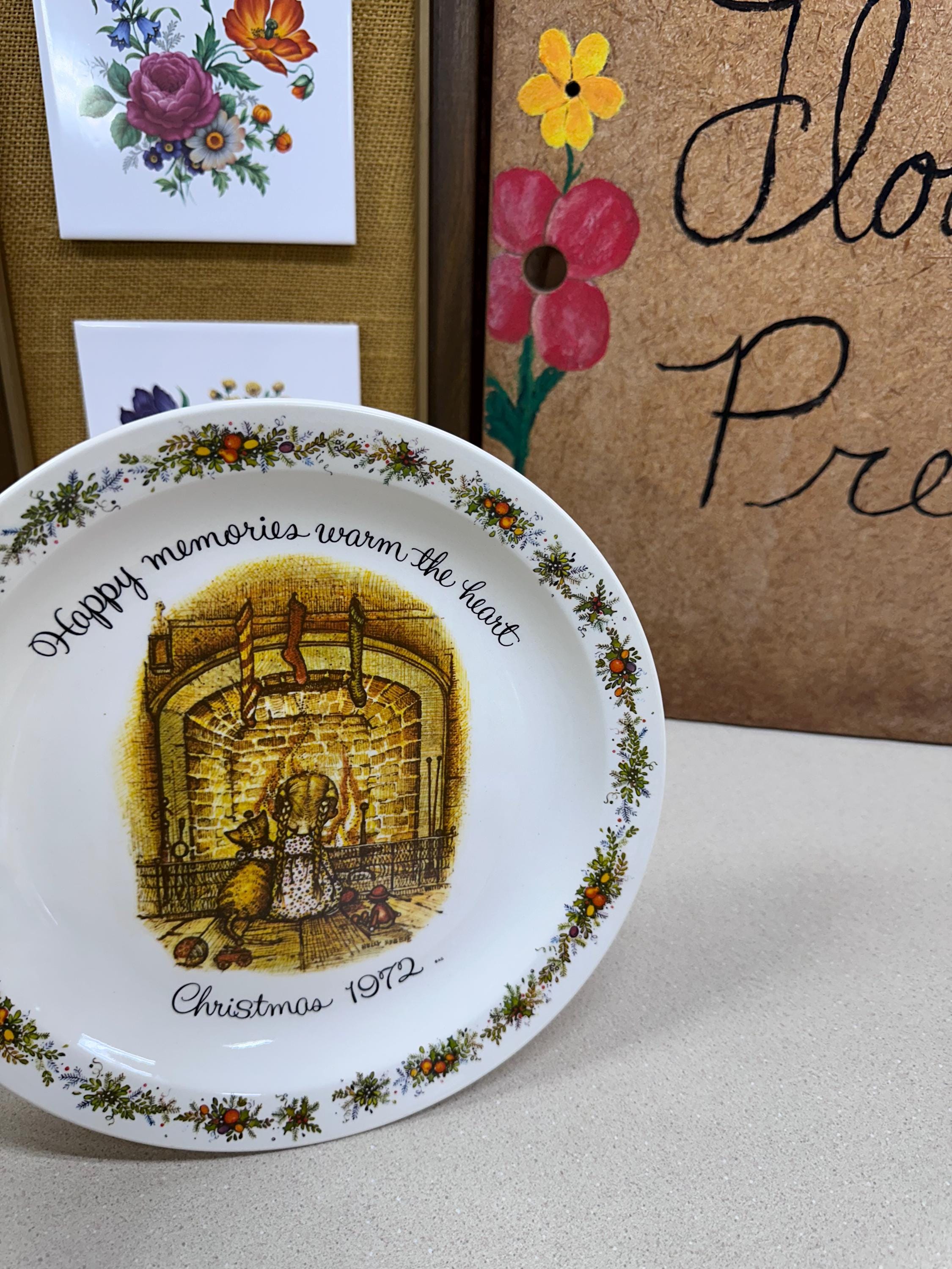 Vintage Holly Hobbie USA 1972 Christmas Plate Girl Cat Fireplace Stockings