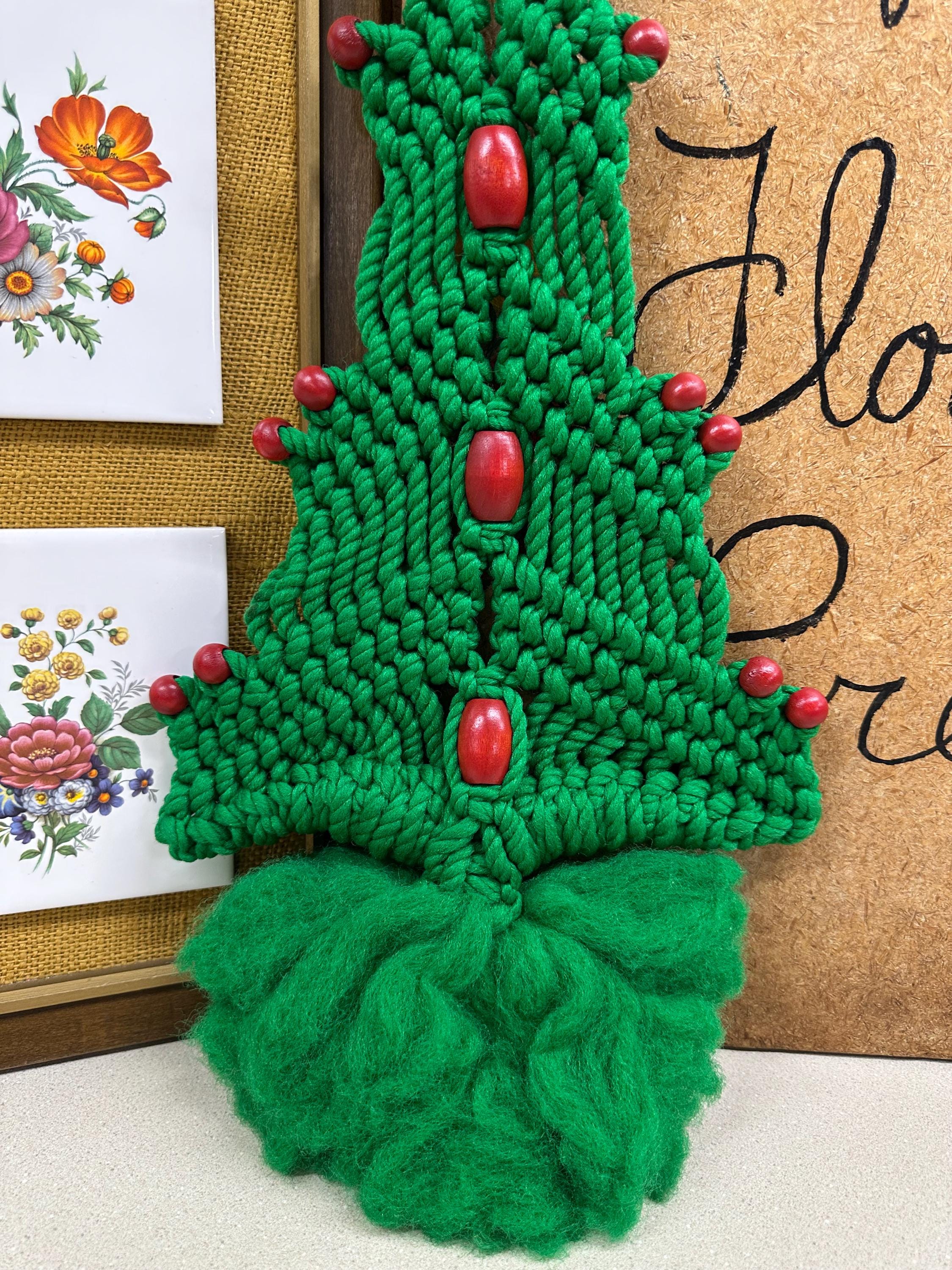 Vintage Macrame Christmas Tree Wall Hanging: Retro Holiday Decor