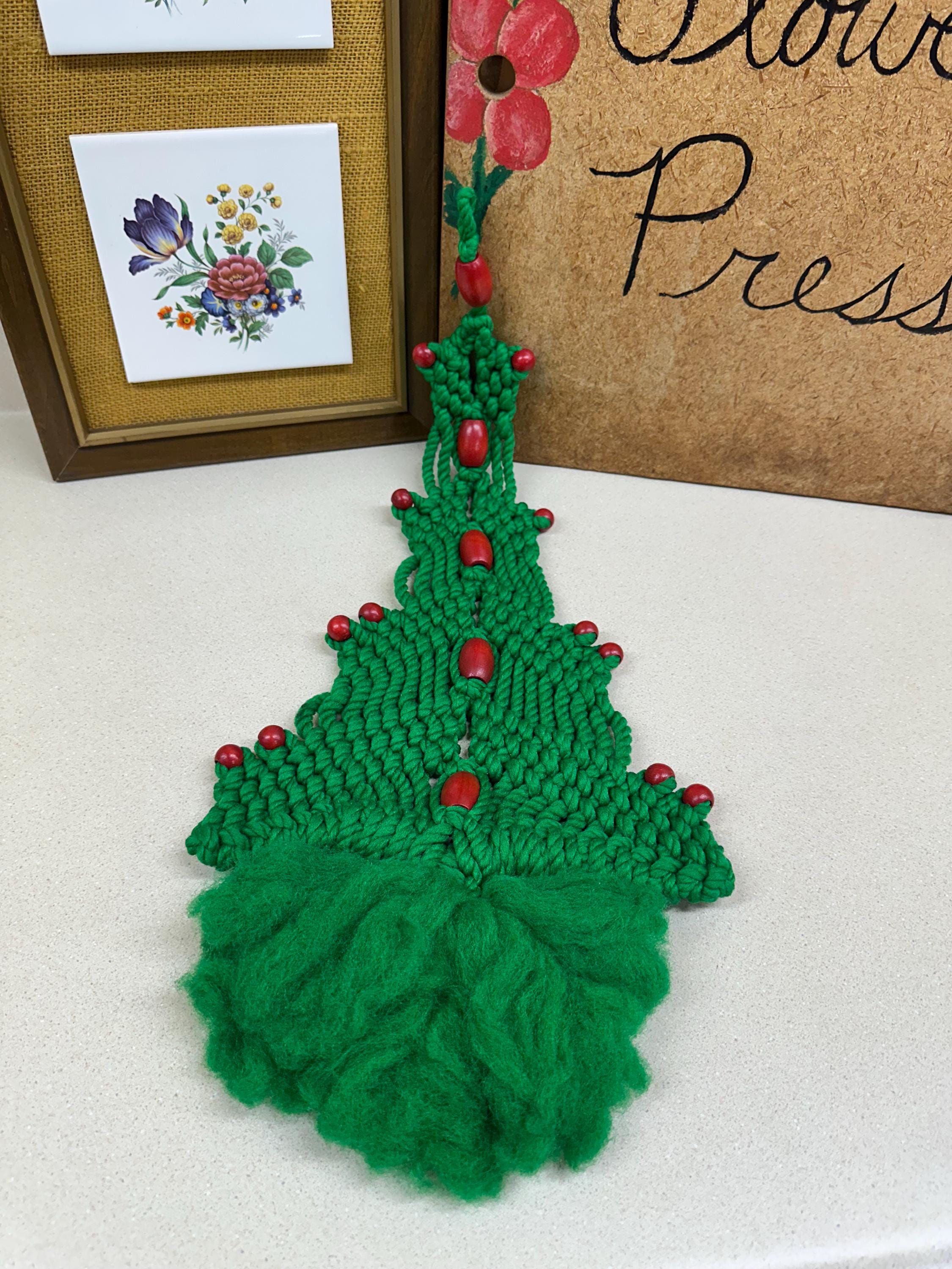 Vintage Macrame Christmas Tree Wall Hanging: Retro Holiday Decor