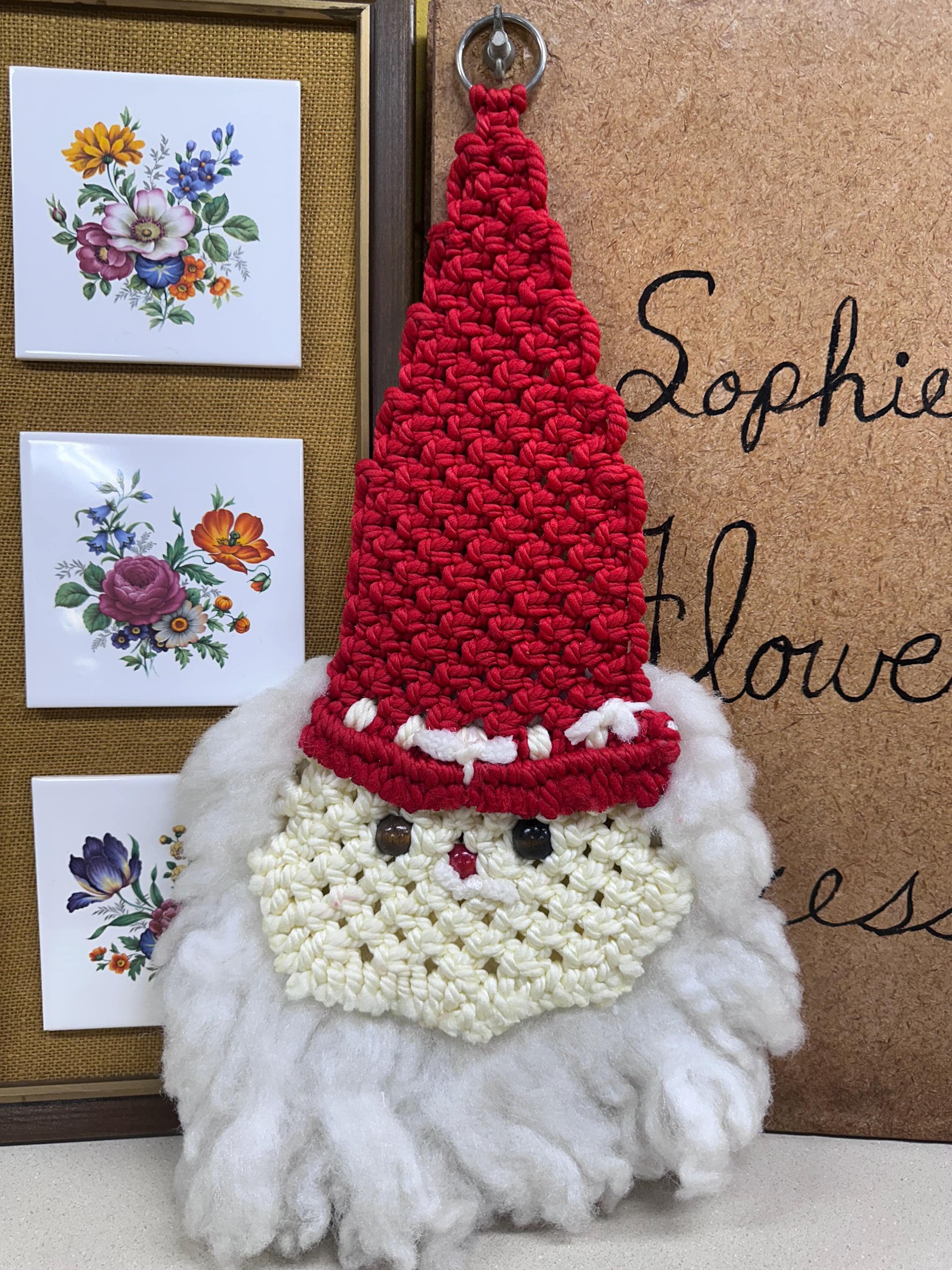 Vintage Macrame Santa Wall Hanging: Retro Holiday Decor (25x15 inches)