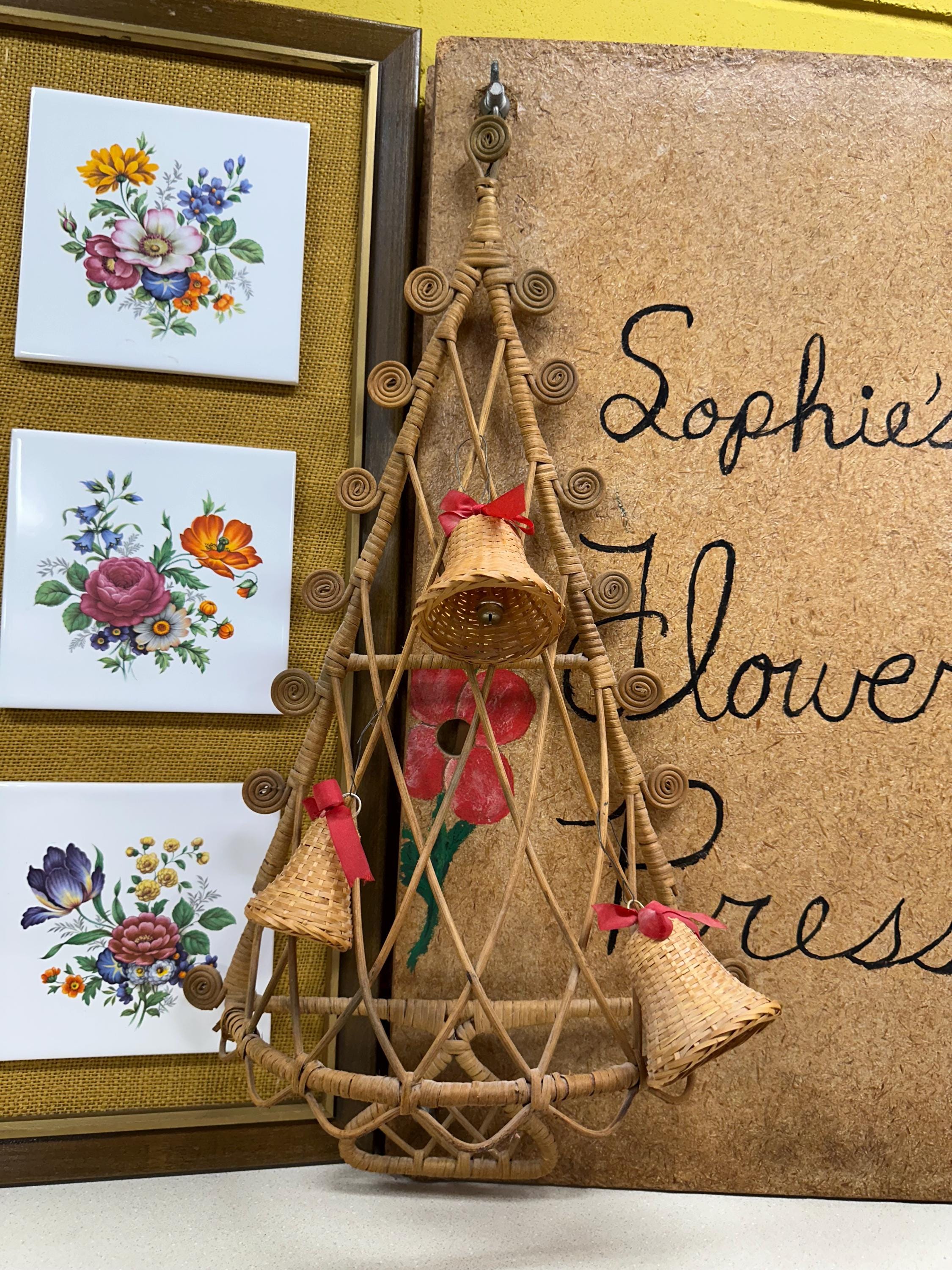 Vintage Wicker Christmas Tree Wall Hanging: Retro Holiday Decor