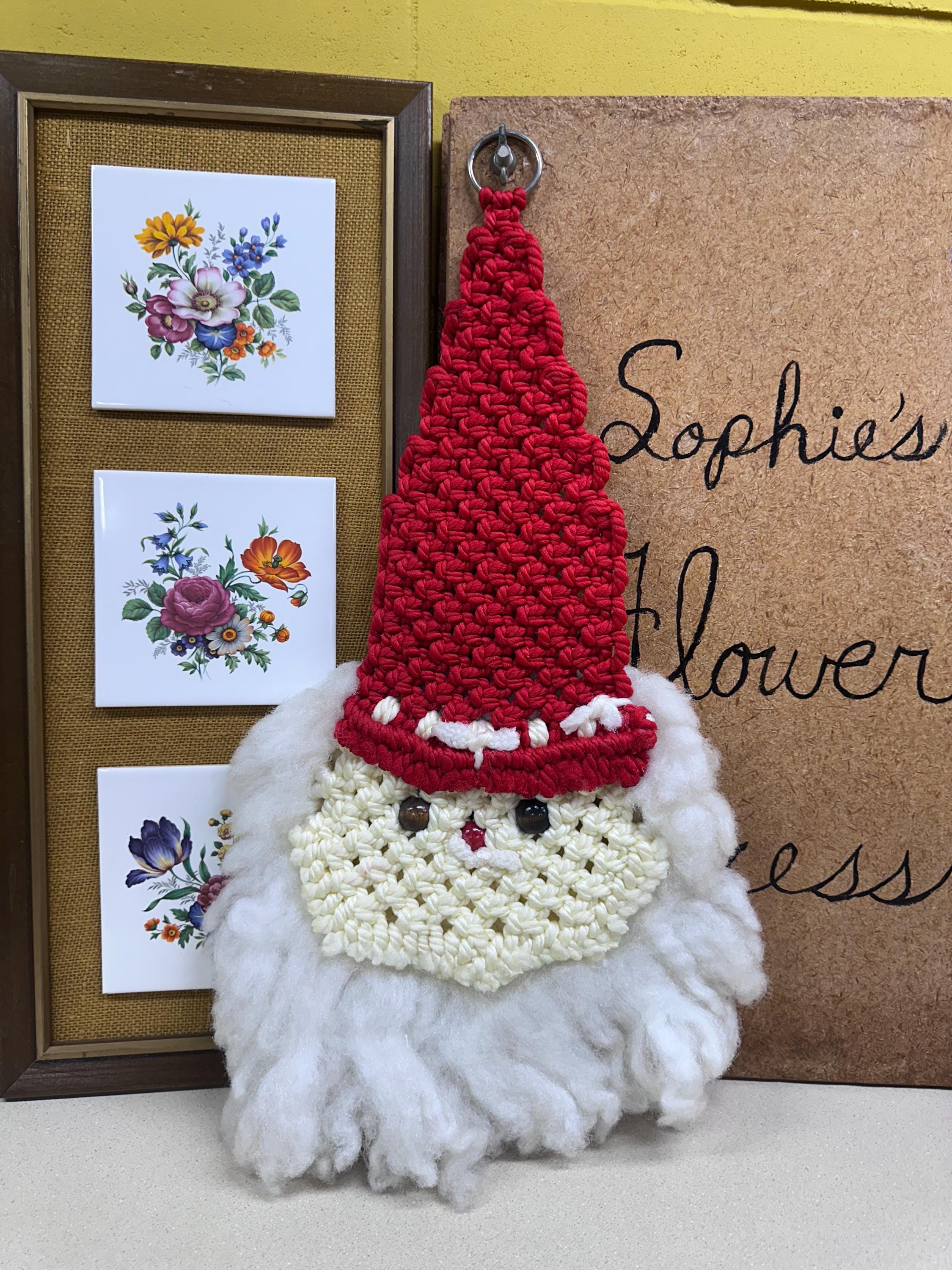 Vintage Macrame Santa Wall Hanging: Retro Holiday Decor (25x15 inches)