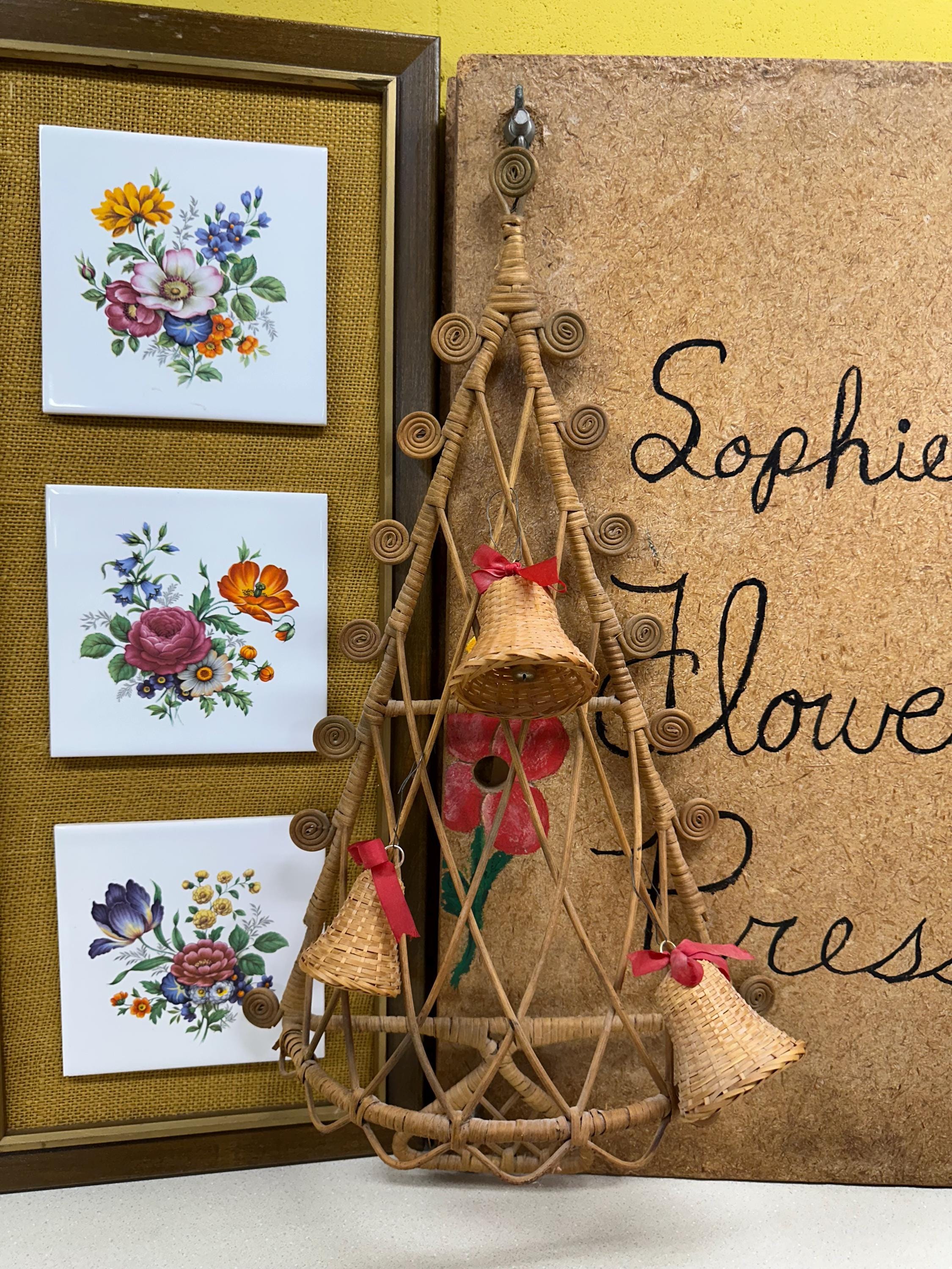 Vintage Wicker Christmas Tree Wall Hanging: Retro Holiday Decor